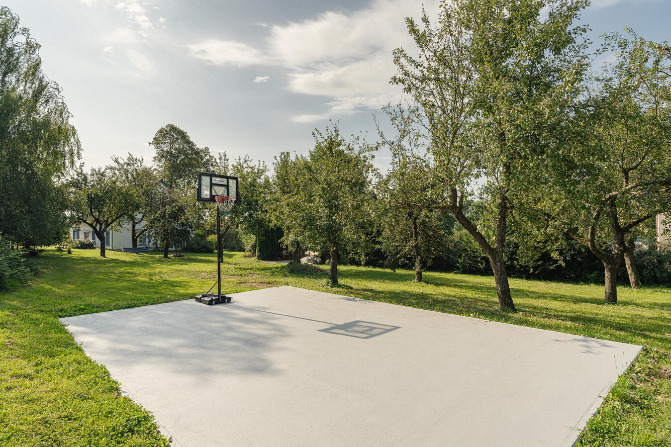 Basketbalové hřiště Basketbalové hřiště u venkovského domu V Sadu